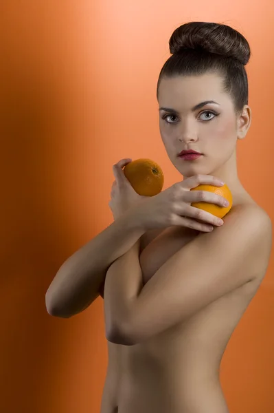 Die orangefarbenen Früchte auf farbigem Hintergrund — Stockfoto