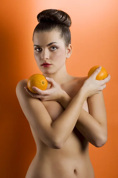 Die orangefarbenen Früchte auf farbigem Hintergrund — Stockfoto
