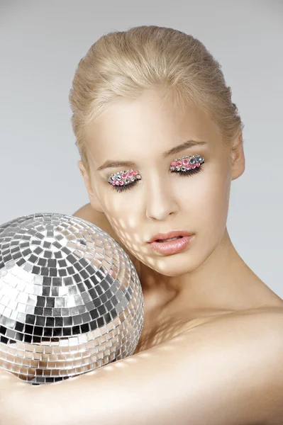 Blond med creative make up en lysande boll — Stockfoto