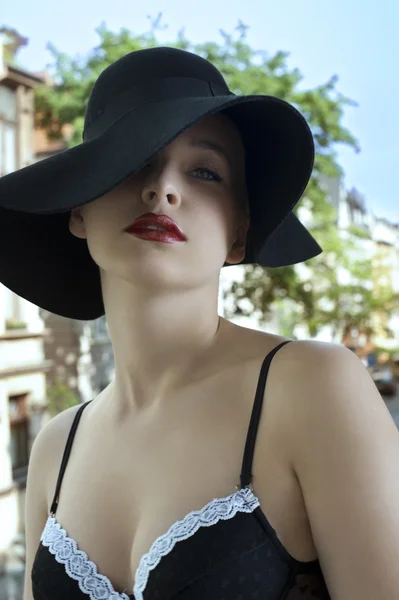 Retrato de mulher sensual elegante em chapéu preto — Fotografia de Stock