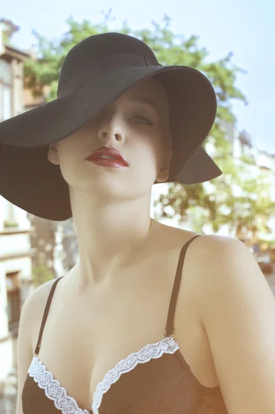 戴着黑色帽子的感性优雅女人的肖像 — 图库照片