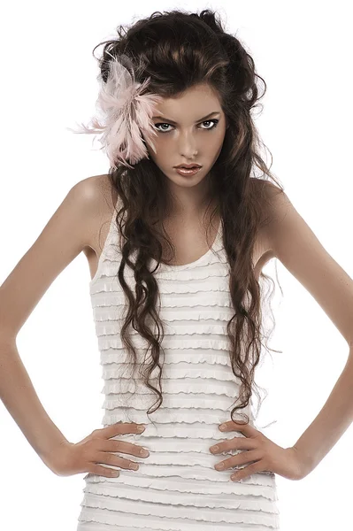 Chica con pluma rosa en el pelo — Foto de Stock