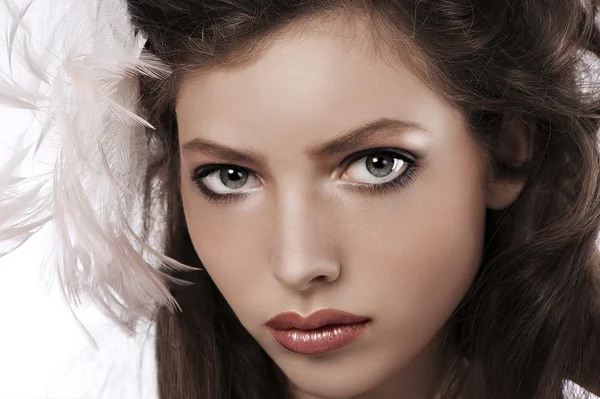 Portrét hezká dívka s velkýma šedýma očima a peří doplňk — Stock fotografie