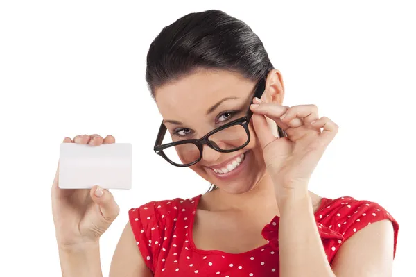 Sorrindo mulher olhando e mostrando cartão — Fotografia de Stock
