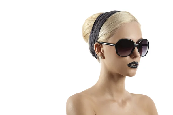 Mode skott av blond tjej med solglasögon mot vita backgro — Stockfoto