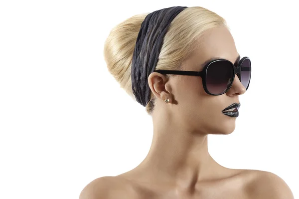 Modeaufnahme eines blonden Mädchens mit Sonnenbrille vor weißem Hintergrund — Stockfoto