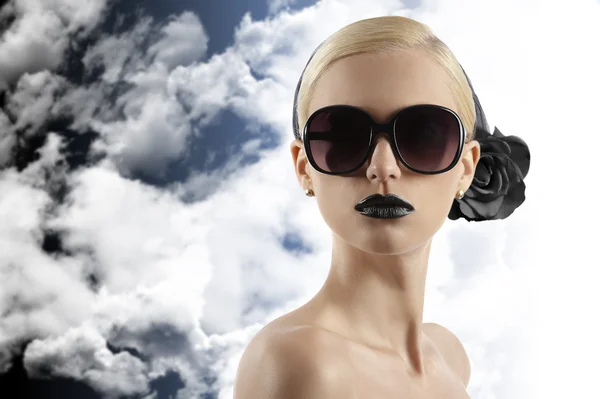 Modeaufnahme eines blonden Mädchens mit Sonnenbrille, das in die Kamera blickt — Stockfoto