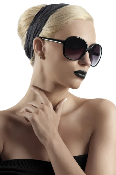 Colpo di moda di ragazza bionda con occhiali da sole in posa contro il bianco — Foto Stock