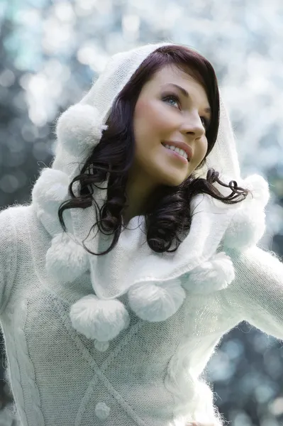 Winterfrau im Park — Stockfoto