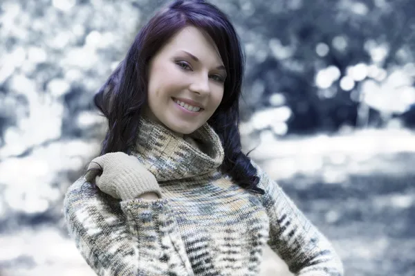 Vacker kvinna utanför i vinter — Stockfoto