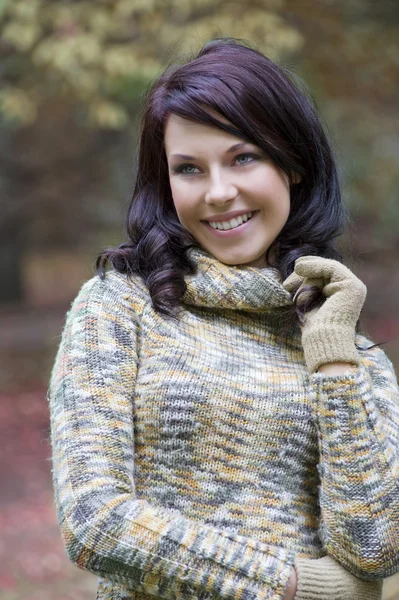 Smiling brunette in park — Stock Photo, Image