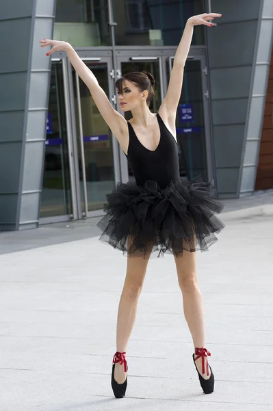 Балерина в черной пачке на открытом воздухе — стоковое фото
