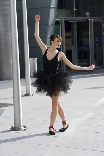 Балерина в черной пачке — стоковое фото