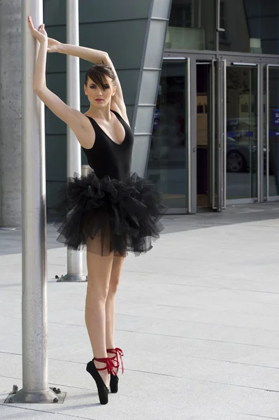Ballerina nera vicino al palo — Foto Stock