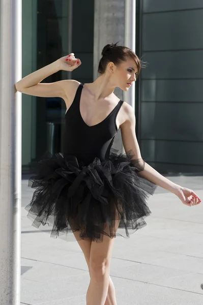 芭蕾舞女演员在黑色短裙跳舞 — 图库照片