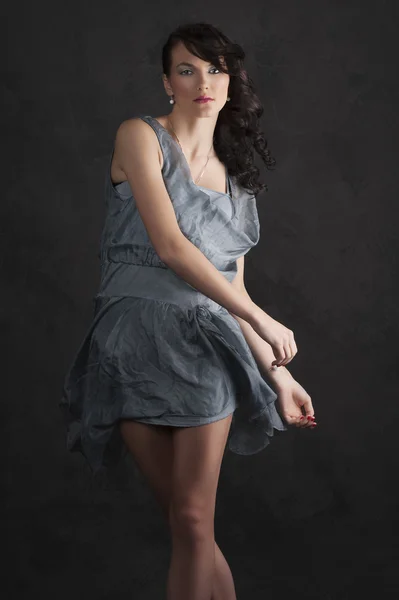 Siyah ışık mavi elbiseli kız — Stok fotoğraf