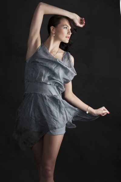 Siyah ışık mavi elbiseli kız — Stok fotoğraf