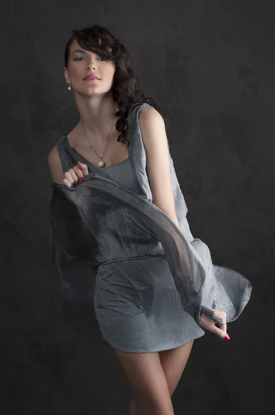 블랙 라이트 블루 드레스에서에 여자 — 스톡 사진