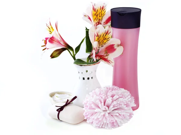 Champú, jabón, esponja y orquídeas — Foto de Stock
