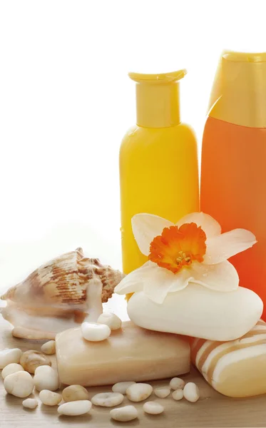 Seife, Shampoo, Blumen und Meeressteine — Stockfoto