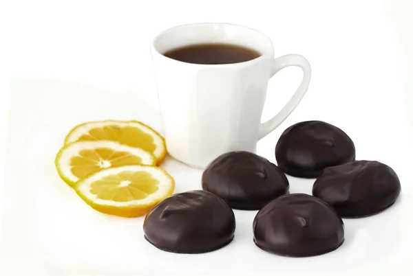Chocolates e xícara de chá — Fotografia de Stock
