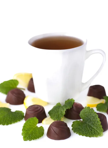 Czekoladki i filiżankę herbaty — Zdjęcie stockowe