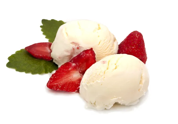 イチゴとミント入りのアイスクリーム — ストック写真