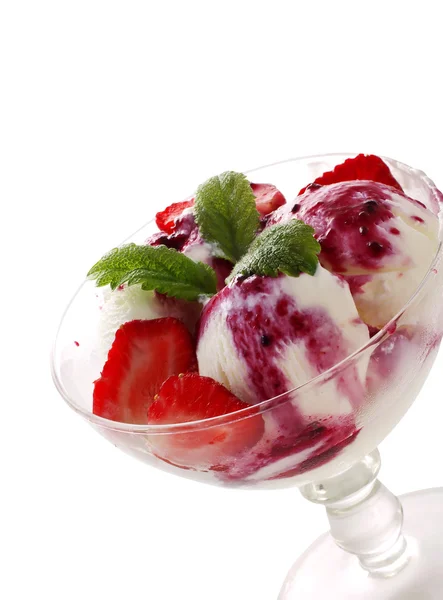 Eis mit Marmelade und Früchten — Stockfoto