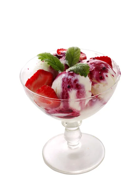 冰淇淋与果酱和水果 — 图库照片