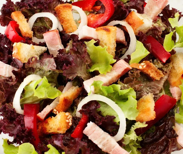 Салат из свежих овощей, крекеров и бекона — стоковое фото