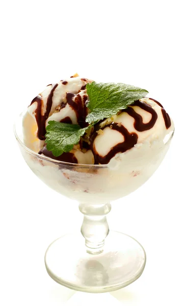 Ice cream met noten en chocolade topping — Stockfoto