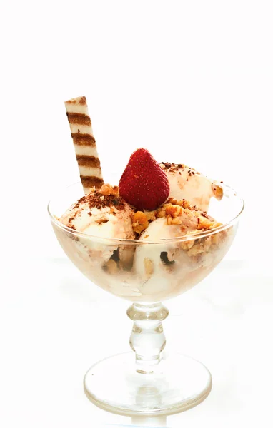 Crème glacée aux noix et fraises — Photo