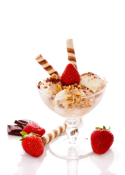 Παγωτό κρέμα με καρύδια και φράουλα — Φωτογραφία Αρχείου
