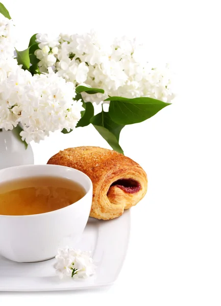 Φλιτζάνι τσάι και λευκό λιλά — Φωτογραφία Αρχείου
