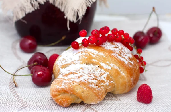 Croissant with berries — Stock Photo, Image