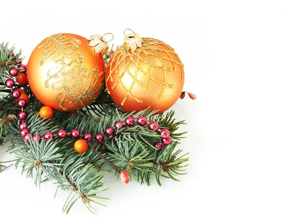 Ramos de abeto e bolas de Natal — Fotografia de Stock
