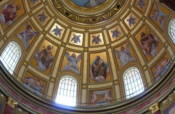 Vista da cúpula Igreja Católica — Fotografia de Stock