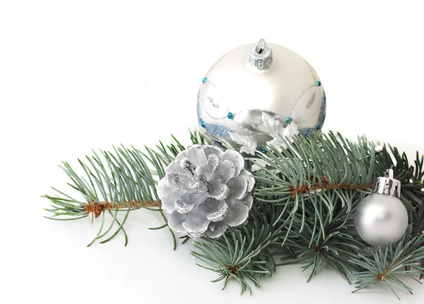 Соснова гілка і різдвяні срібні прикраси — стокове фото