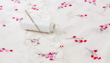 beyaz çiçekli kumaş iplik makarası