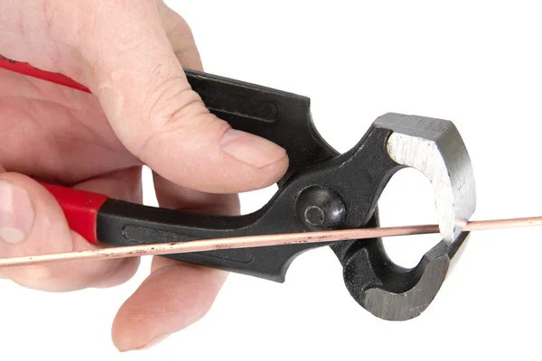La mano de los hombres mantiene las herramientas del cerrajero, aisladas en un fondo blanco —  Fotos de Stock