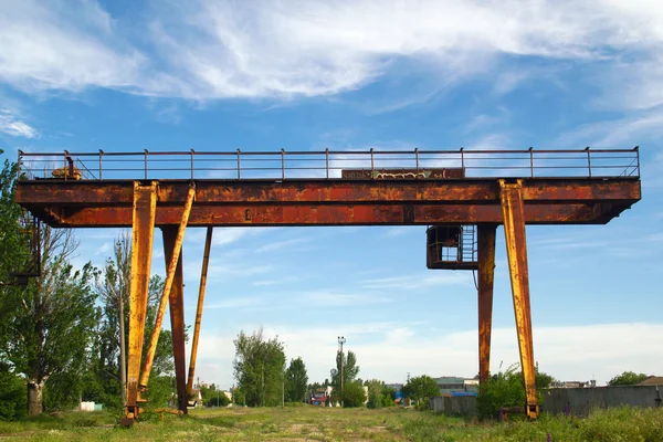 Abandoned gantry crane on a background of blue sky — Stock Photo, Image