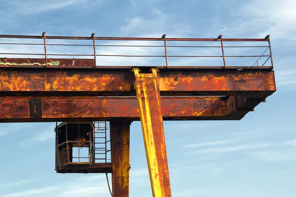 The cab is an abandoned gantry crane on a background of blue sky — Stock Photo, Image