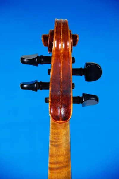O violino de fingerboard, isolado em um fundo azul — Fotografia de Stock