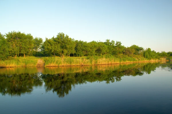 Mattina sulla riva del fiume — Foto Stock
