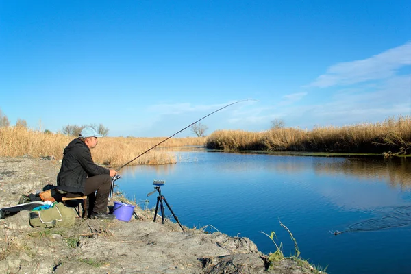 O pescador está pescando no rio — Fotografia de Stock