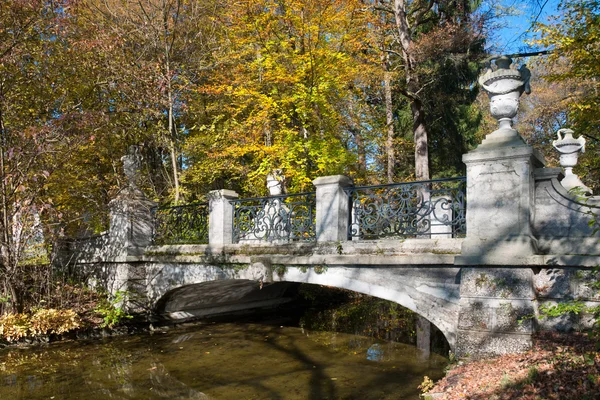 Мост в парке — стоковое фото