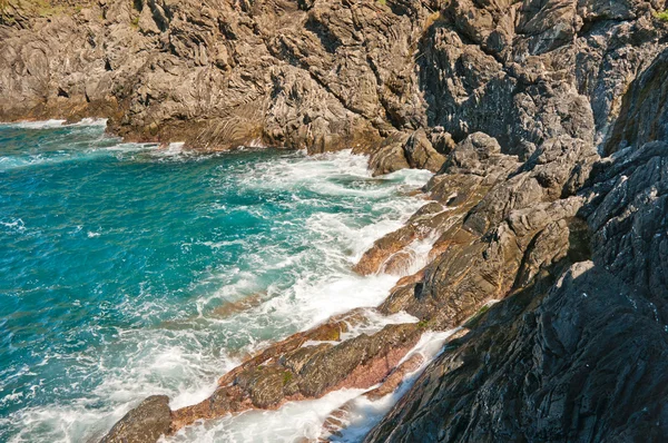 Tormenta olas rodar y romper en rocas —  Fotos de Stock