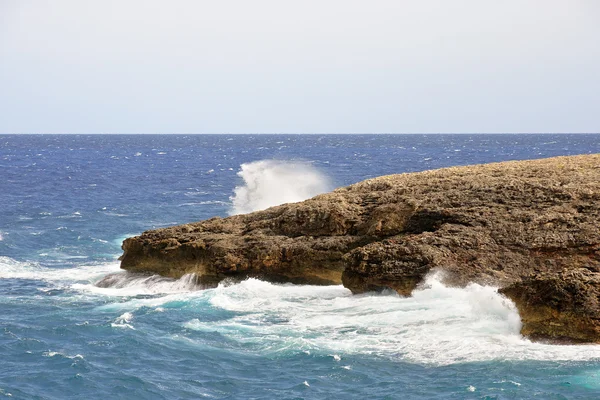 Roca y olas — Foto de Stock