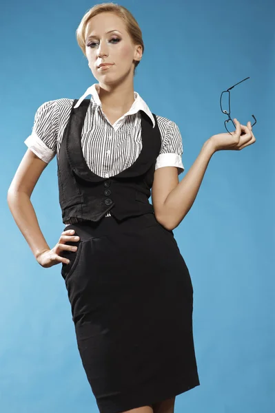Retrato de mujer de negocios, sosteniendo unas gafas . —  Fotos de Stock