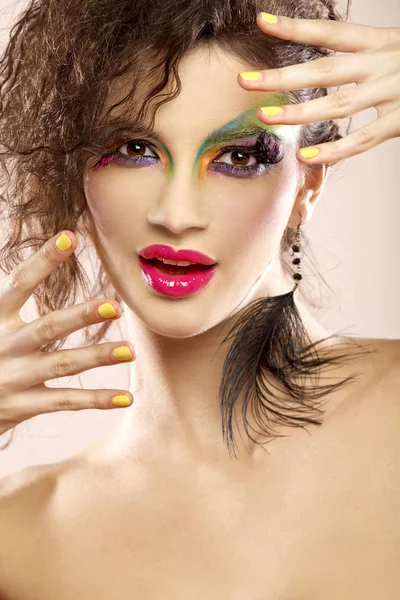 Молодое привлекательное женское лицо с разноцветным макияжем — стоковое фото